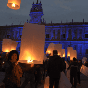 Luces azules para dar apoyo a las personas con autismo en su día.